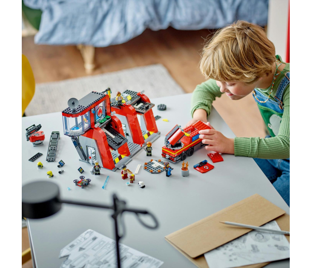 LEGO City 60414 Remiza strażacka z wozem strażackim - 1205487 - zdjęcie 11